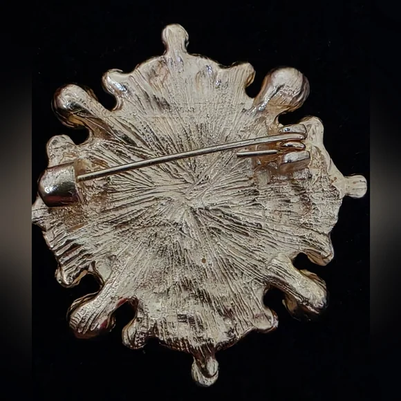 Vintage Baroque-style Blue and Gold Tone Floral Brooch With Faux Pearl 1.5"x1.5" - Picture 5 of 5